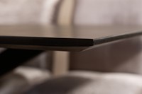 zwart met stoel op achtergrond