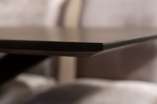 zwart met stoel op achtergrond