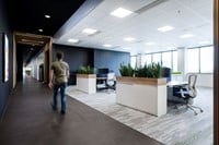 Maatwerk schuifdeurkast met plantenbak voor duo bureau-3