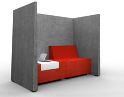 Akoestische bank met kussen en metalen tafel