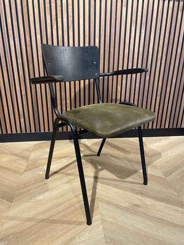 Stoel Santorini rug van multiplex en zitting gestoffeerd met armleggers - Showroom 