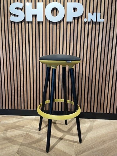 Hoge kruk Cannie met houten poten - 69 cm - PE7 Mustard Yellow - Essen zwart gebeitst 