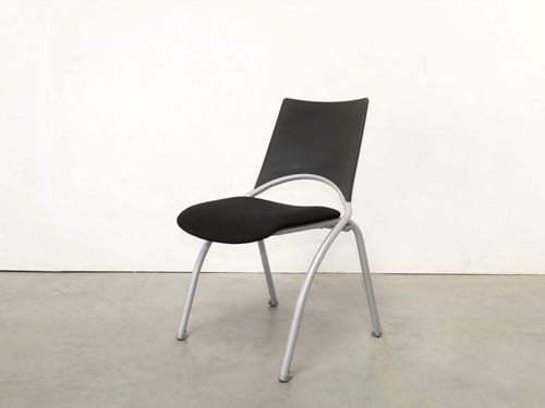 2 zwarte wachtkamerstoelen / vergaderstoelen