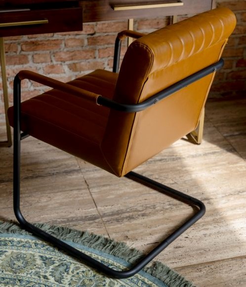 De Dutchbone Stitched is een uitstekende stoel met comfortabele, zitting.