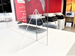 Maatwerk voet voor transparant scherm staand